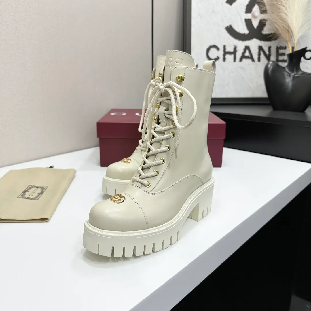 👟👟Ex-factory price 840👟👟 Highest version 2025 Gucci autumn and winter latest GUCCI mid-heel grooved thick-soled horsebit ankle Chelsea boots 🆙Purchase level high-end boutique goods🆙 This short boots is ingenious and combines the fashionable elements of boots and moccasins, with lightweight foam rubber groove soles , archive patterns continue to shine in Gucci’s new series, and the classic horsebit-shaped accessories highlight the brand’s equestrian heritage. It doubles the charm of the entire design and injects exquisite sophistication into daily shoes 😘 Fabric: Imported calfskin + embossed craftsmanship Inner/foot pads: Shuiqi cowhide Outsole: 1:1 mold rubber foam high toughness 4.5 cm thick sole Absolutely not heavy or rigid, nor will it collapse All materials and processes are consistent with the Y version Size: 35-42 standard code 404142 customized Heel height: 4.5CM Forefoot 2.5 cm Packaging: High-end packaging at the counter